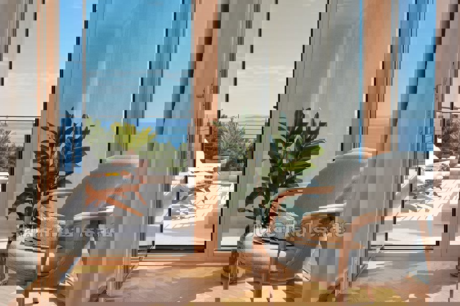 Villa con piscina e vista mare