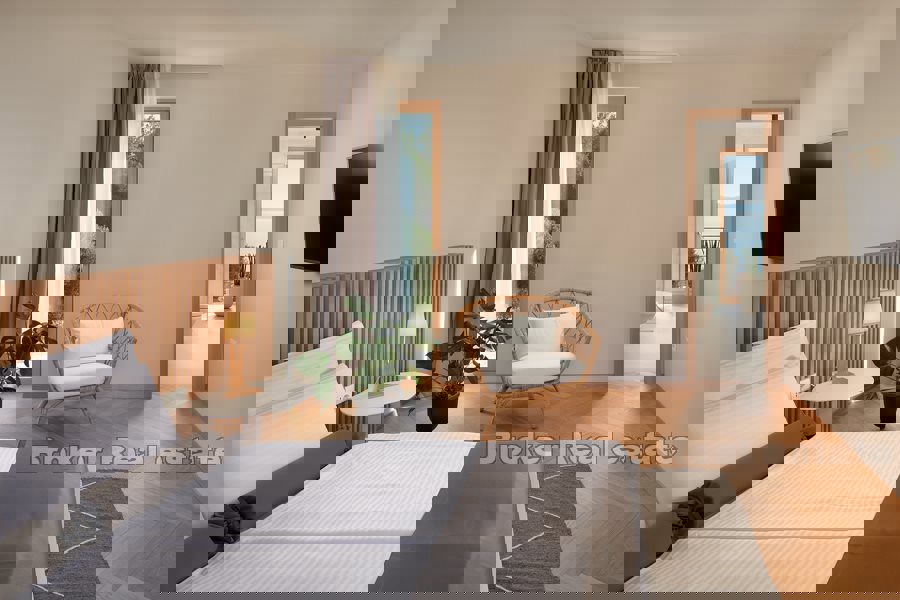 Villa con piscina e vista mare