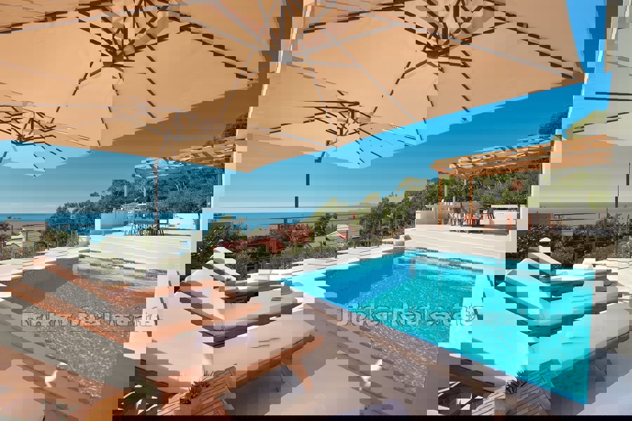 Villa con piscina e vista mare