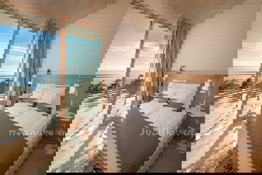 Villa con piscina e vista mare