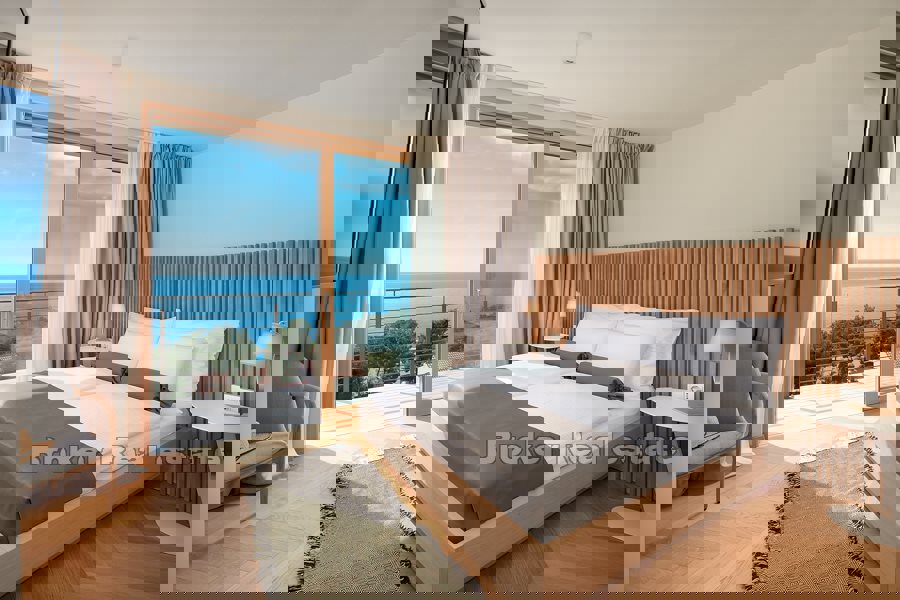 Villa con piscina e vista mare