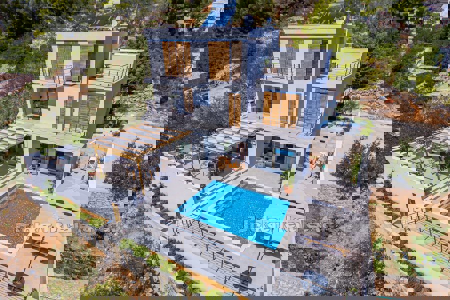 Villa con piscina e vista mare