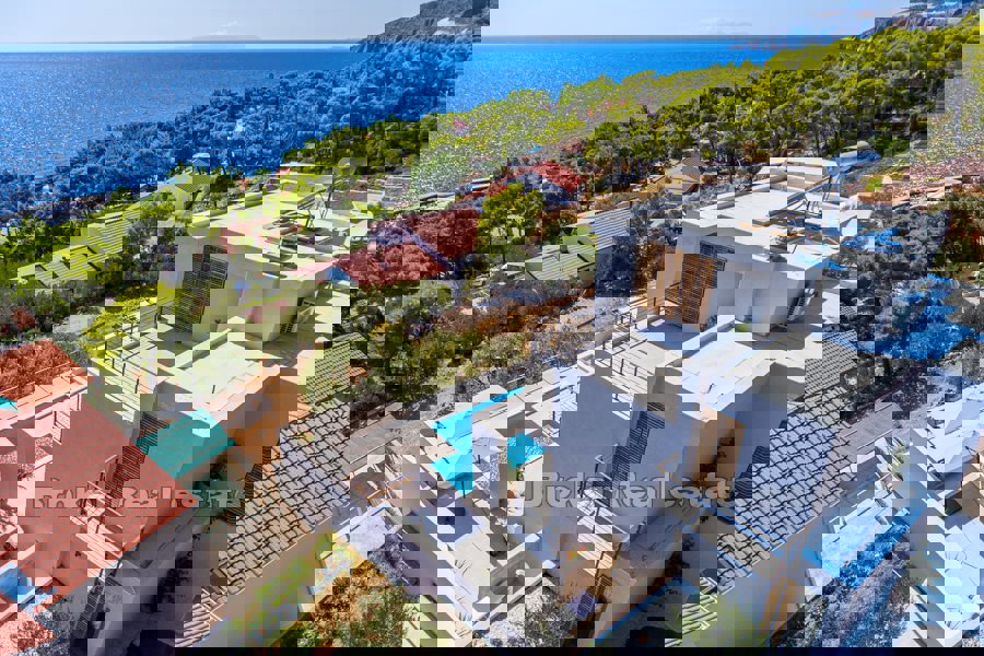 Villa con piscina e vista mare