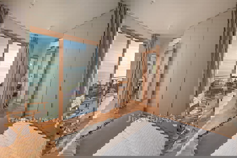 Villa con piscina e vista mare