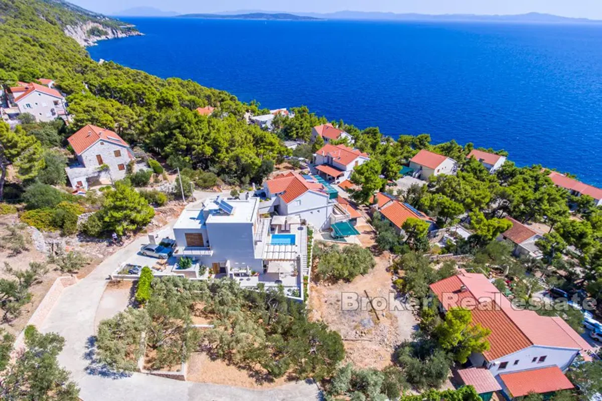 Villa con piscina e vista mare