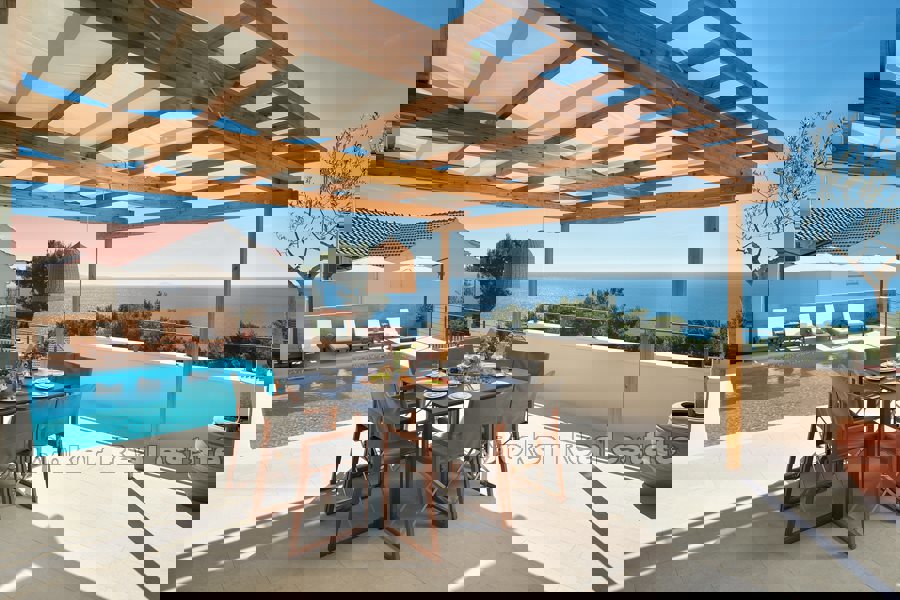 Villa con piscina e vista mare