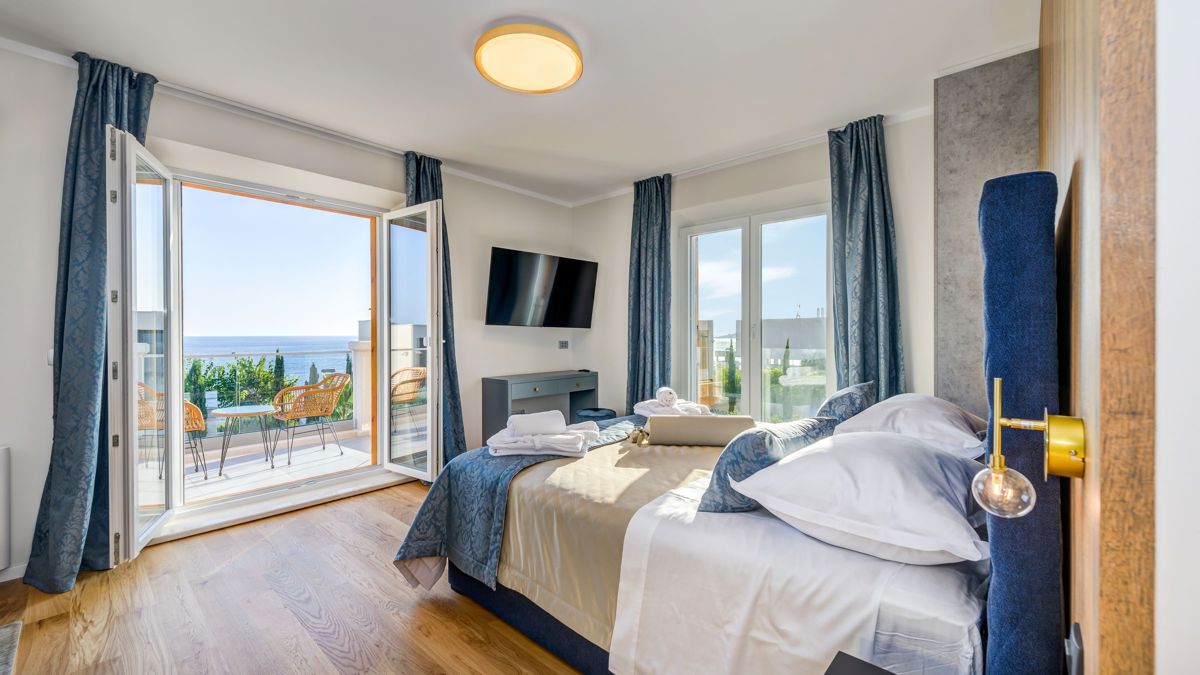 Villa in pietra di nuova costruzione con vista mare