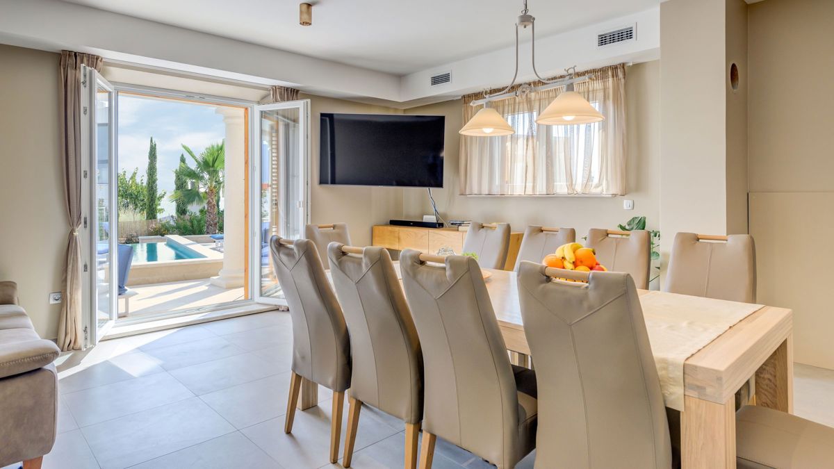 Villa in pietra di nuova costruzione con vista mare