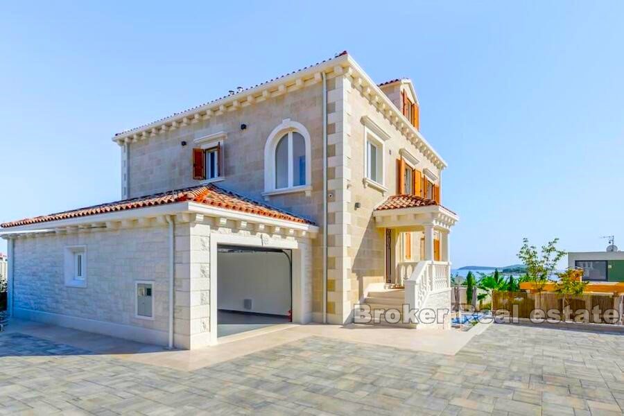 Villa in pietra di nuova costruzione con vista mare