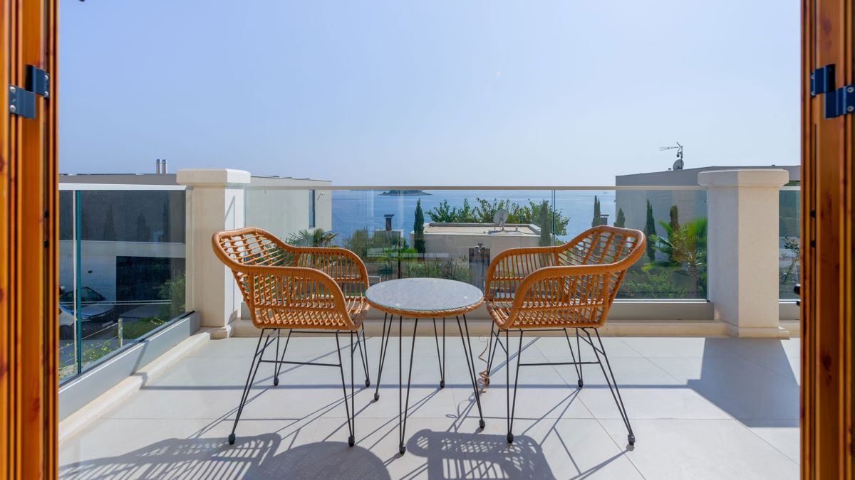 Villa in pietra di nuova costruzione con vista mare