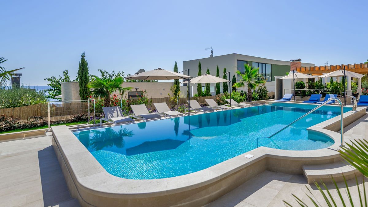 Villa in pietra di nuova costruzione con vista mare
