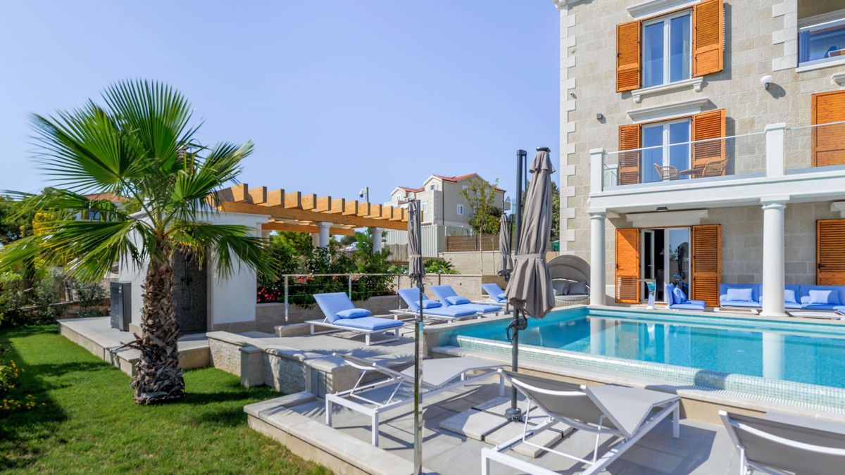 Villa in pietra di nuova costruzione con vista mare