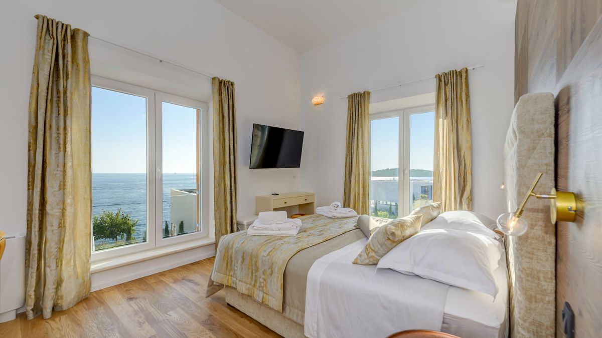 Villa in pietra di nuova costruzione con vista mare