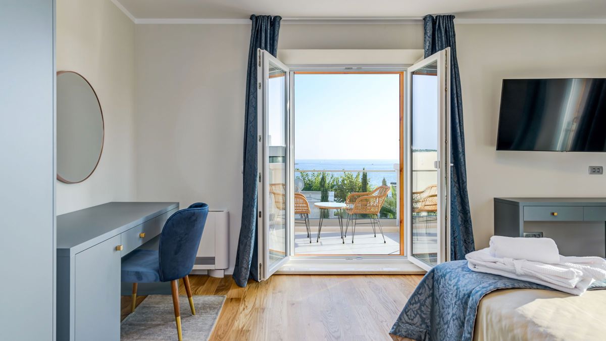 Villa in pietra di nuova costruzione con vista mare