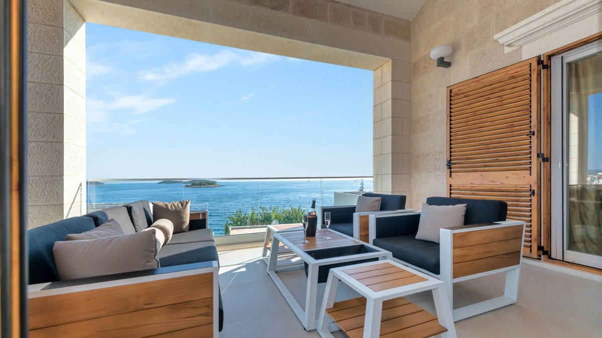 Villa in pietra di nuova costruzione con vista mare