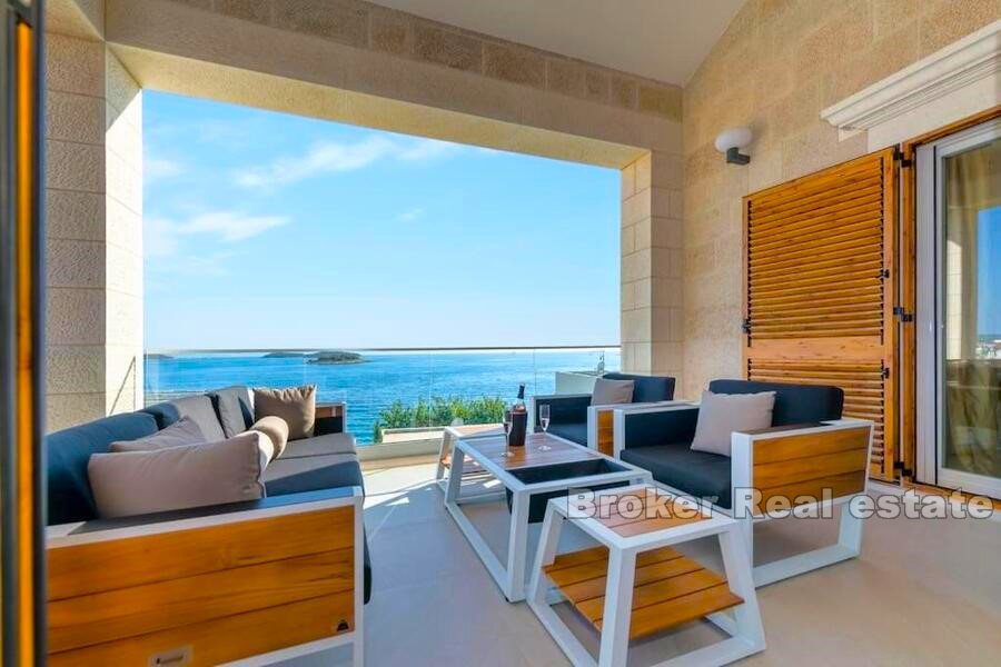 Villa in pietra di nuova costruzione con vista mare