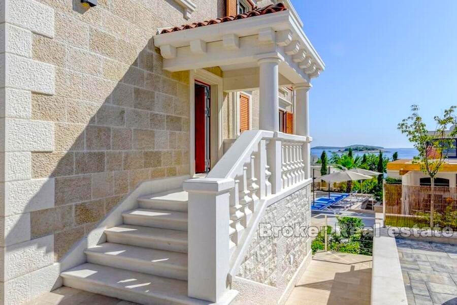 Villa in pietra di nuova costruzione con vista mare