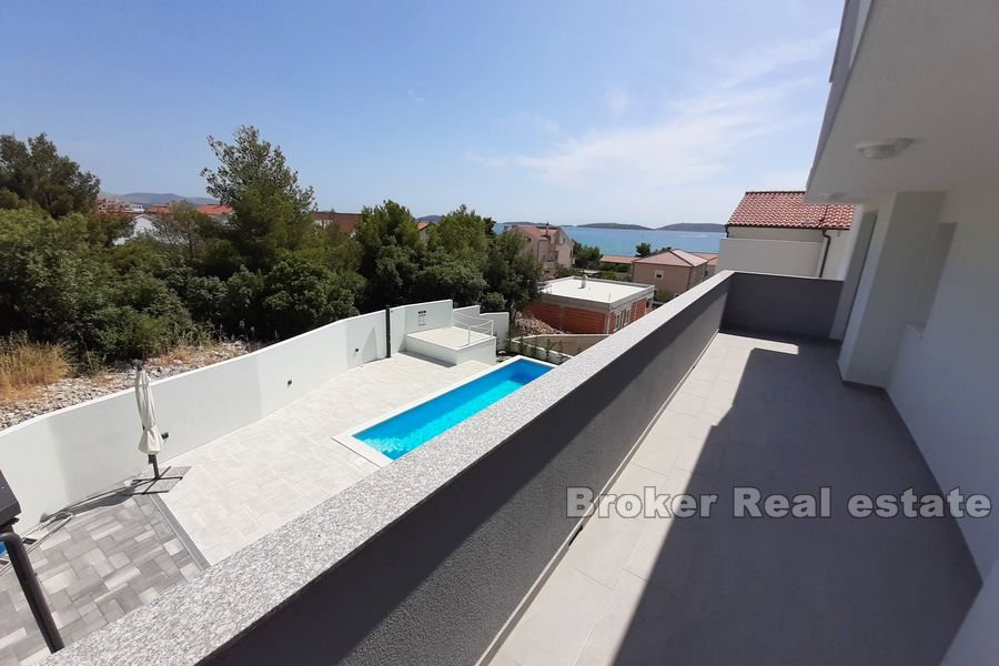 Casa con piscina e vista mare