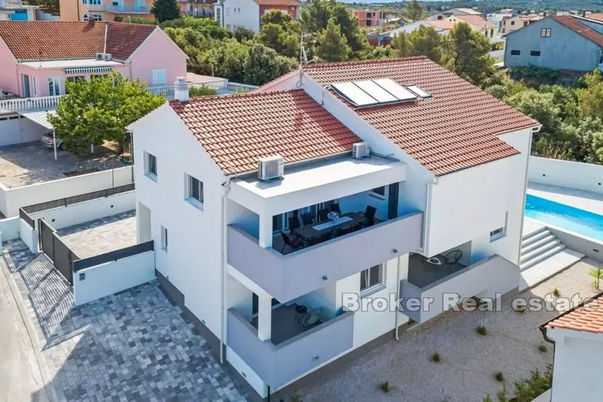 Casa con piscina e vista mare