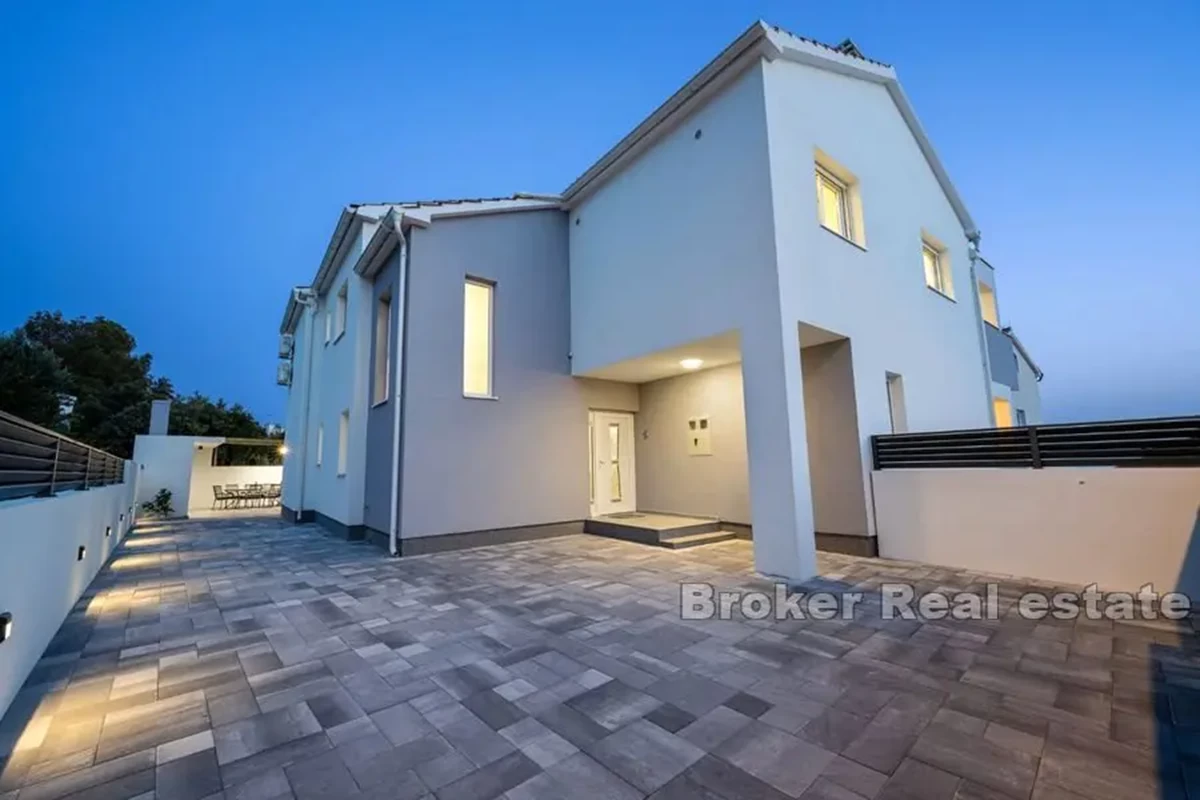 Casa con piscina e vista mare