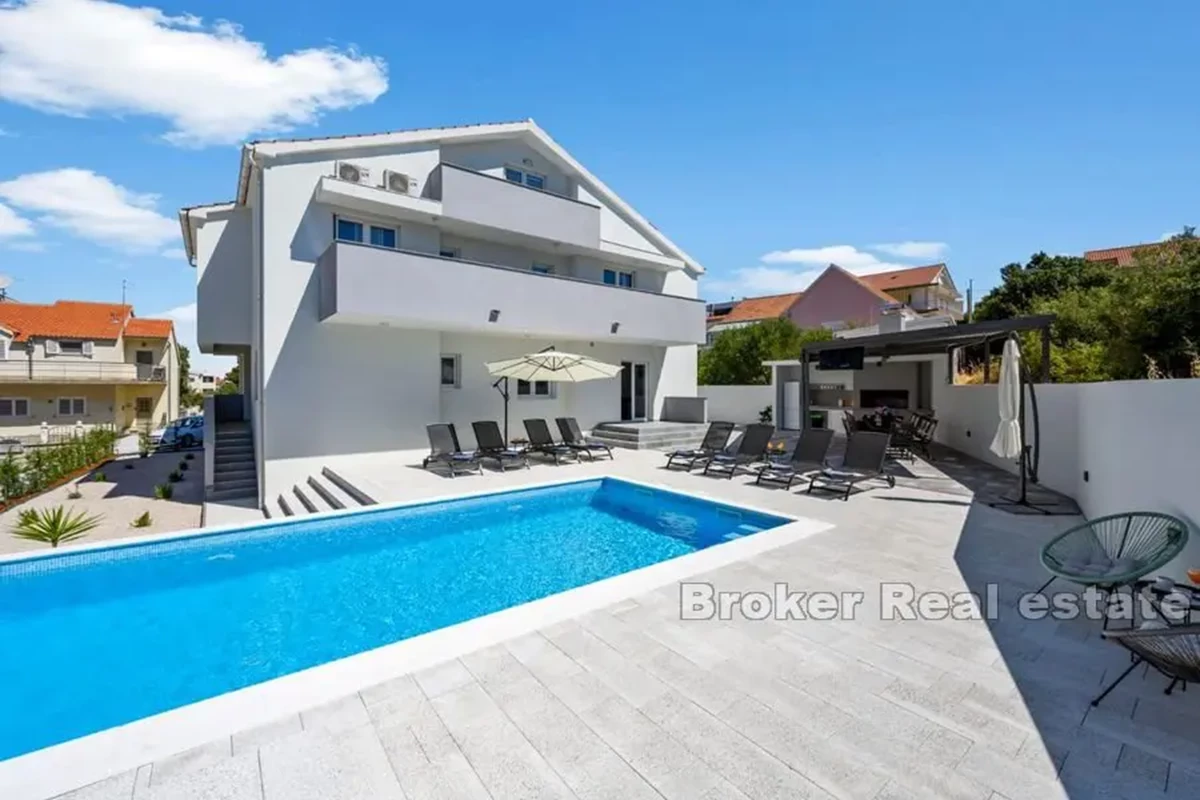 Casa con piscina e vista mare