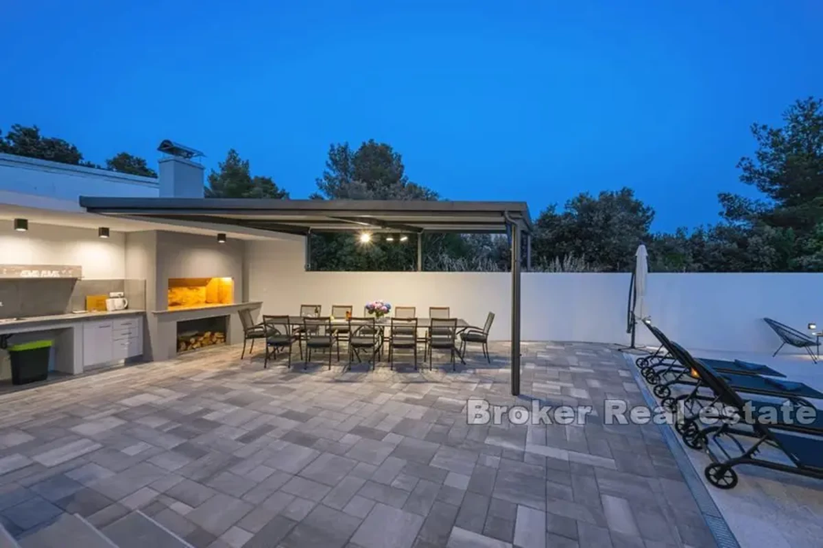 Casa con piscina e vista mare