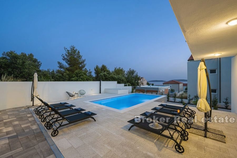 Casa con piscina e vista mare