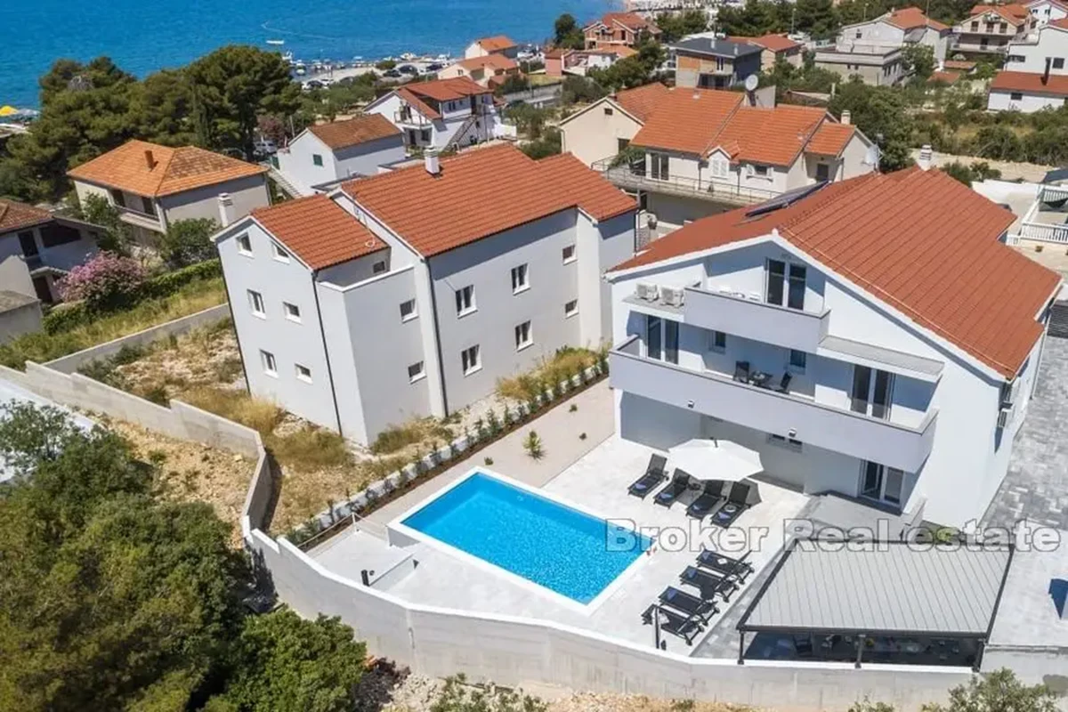 Casa con piscina e vista mare