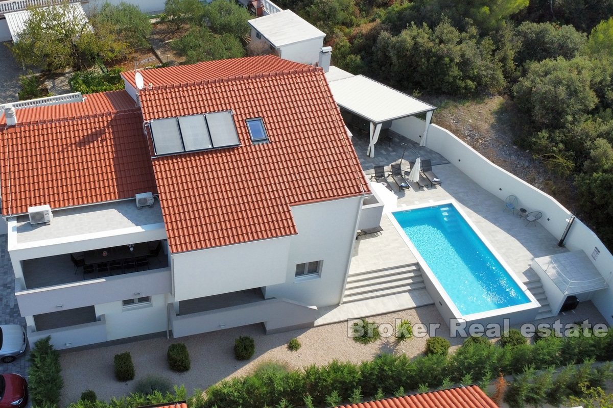 Casa con piscina e vista mare