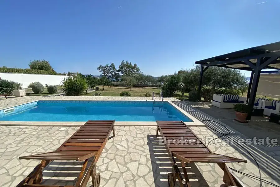 Casa con piscina e vista mare