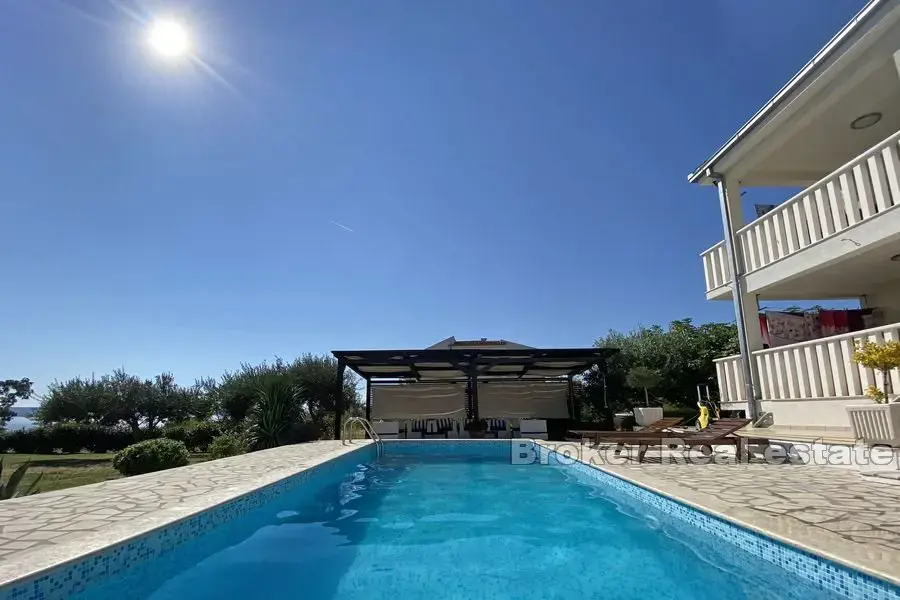 Casa con piscina e vista mare