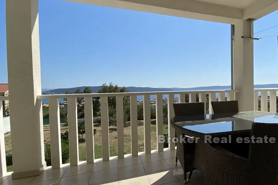 Casa con piscina e vista mare