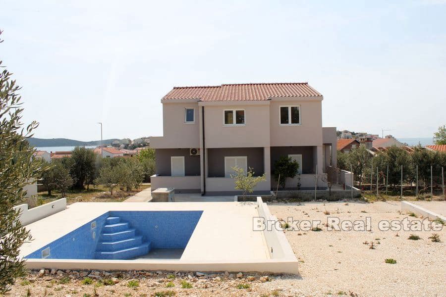 Casa con piscina e vista mare