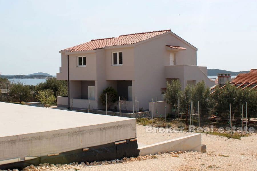 Casa con piscina e vista mare