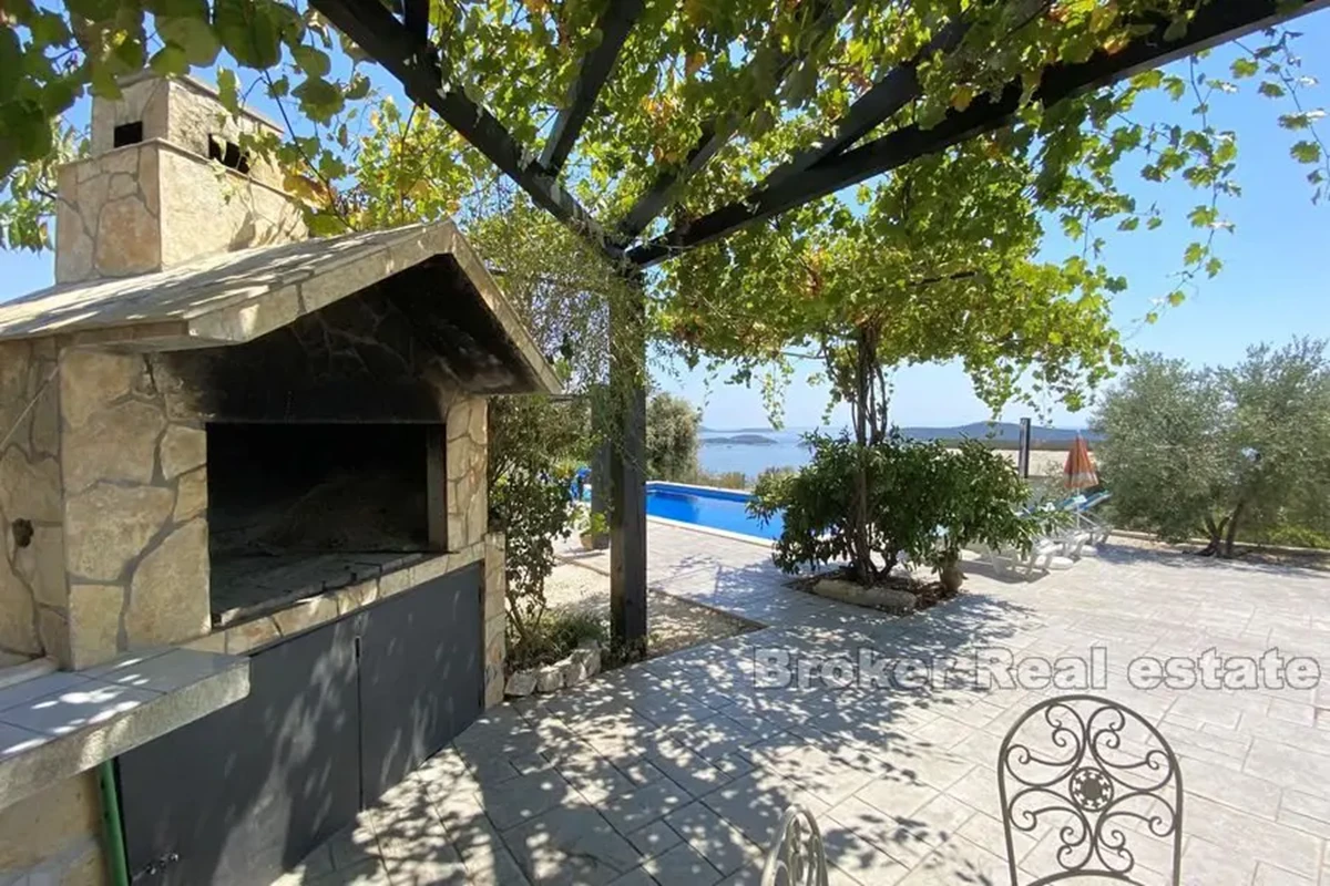 Bella casa con piscina e vista mare