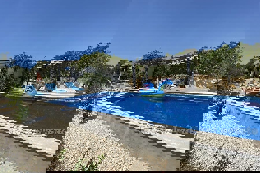Bella casa con piscina e vista mare
