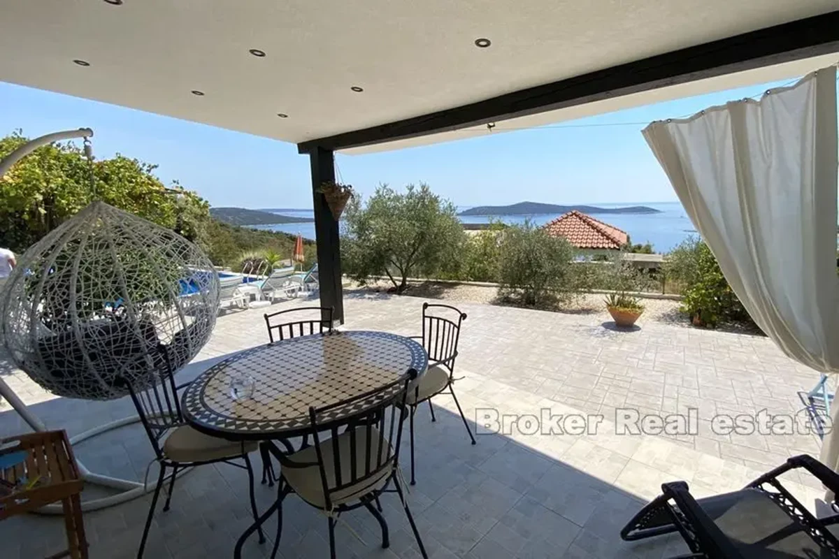 Bella casa con piscina e vista mare