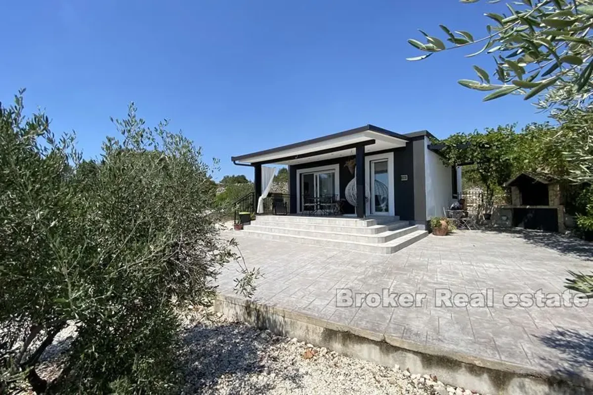 Bella casa con piscina e vista mare