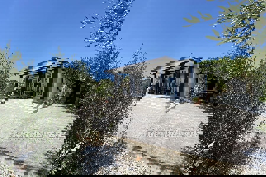 Bella casa con piscina e vista mare