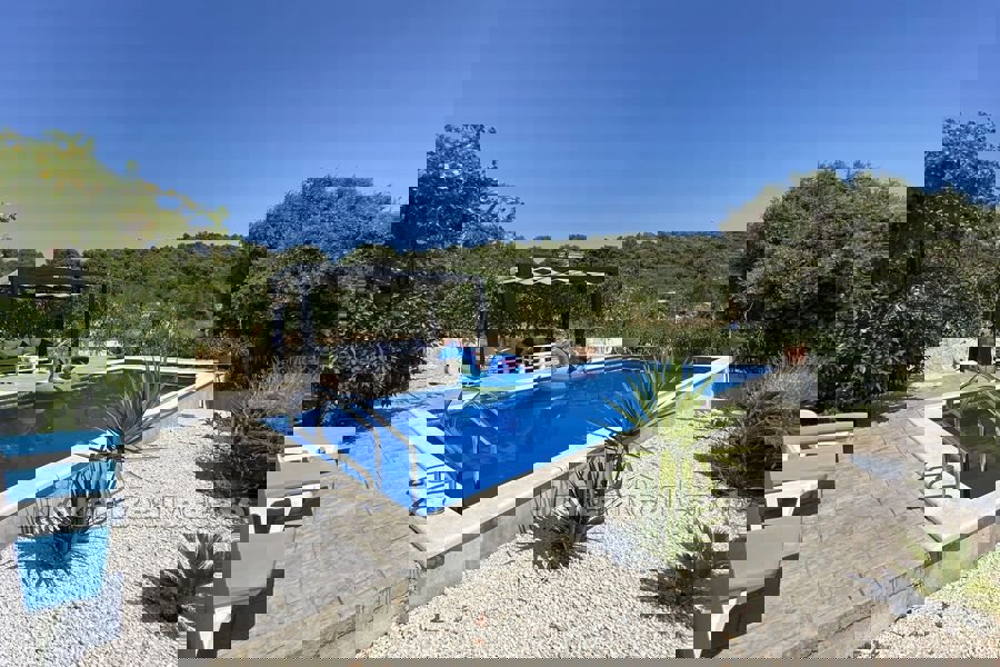 Bella casa con piscina e vista mare