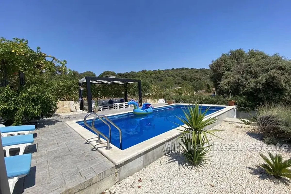 Bella casa con piscina e vista mare