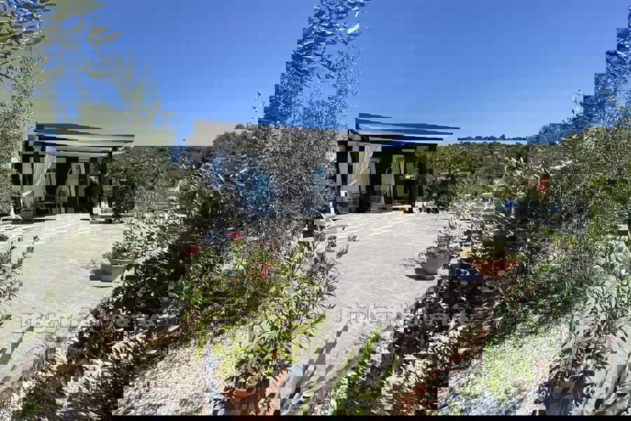Bella casa con piscina e vista mare