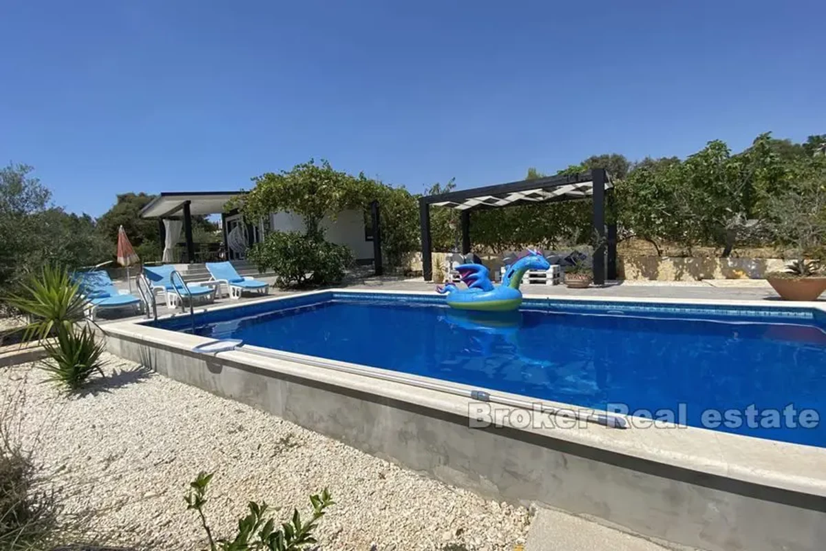 Bella casa con piscina e vista mare