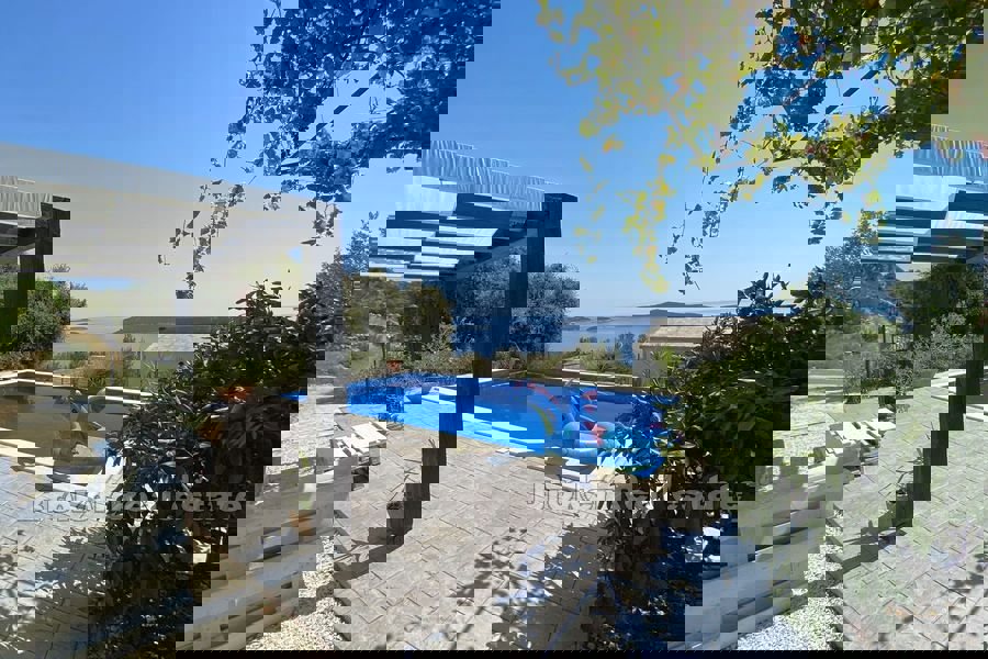 Bella casa con piscina e vista mare