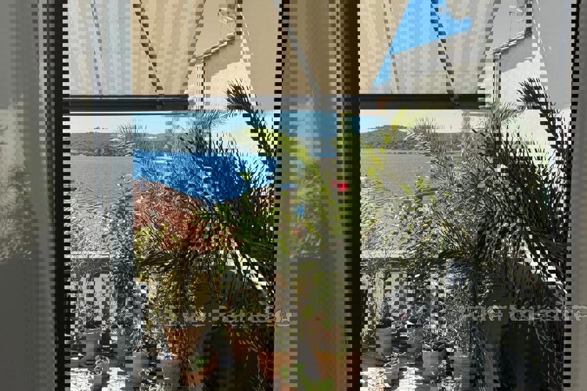 Appartamento con grande terrazza, in vendita
