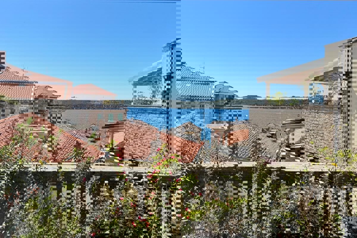 Appartamento con grande terrazza, in vendita