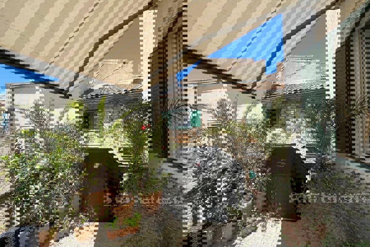 Appartamento con grande terrazza, in vendita
