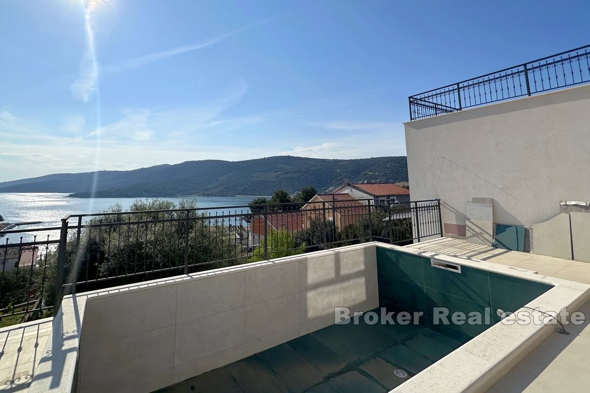 Casa con piscina e vista mare