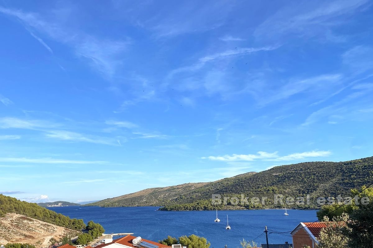 Casa con piscina e vista mare