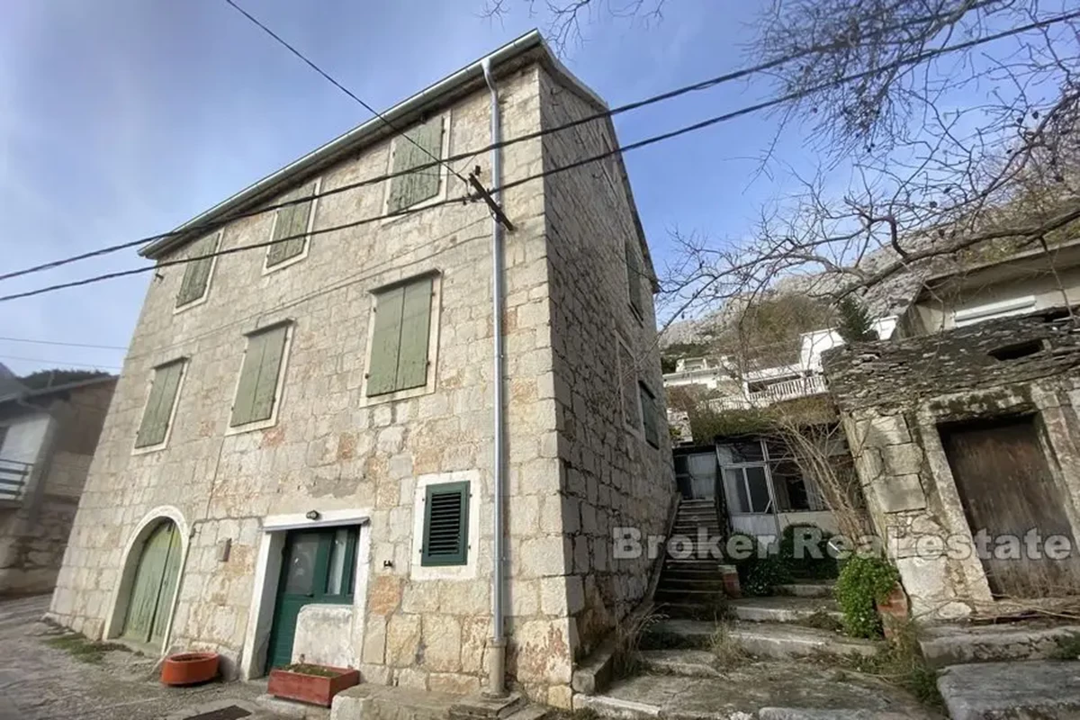 Vecchia casa in pietra con vista sul mare aperto